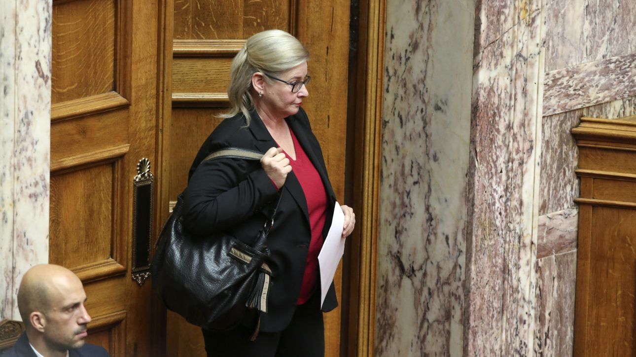 &Pi;&alpha;&rho;&alpha;&delta;ό&theta;&eta;&kappa;&epsilon; &eta; &Epsilon;&lambda;έ&nu;&eta; &Zeta;&alpha;&rho;&omicron;ύ&lambda;&iota;&alpha; &sigma;&tau;&omicron; &Alpha;&Tau; &Pi;&epsilon;ύ&kappa;&eta;&sigmaf;