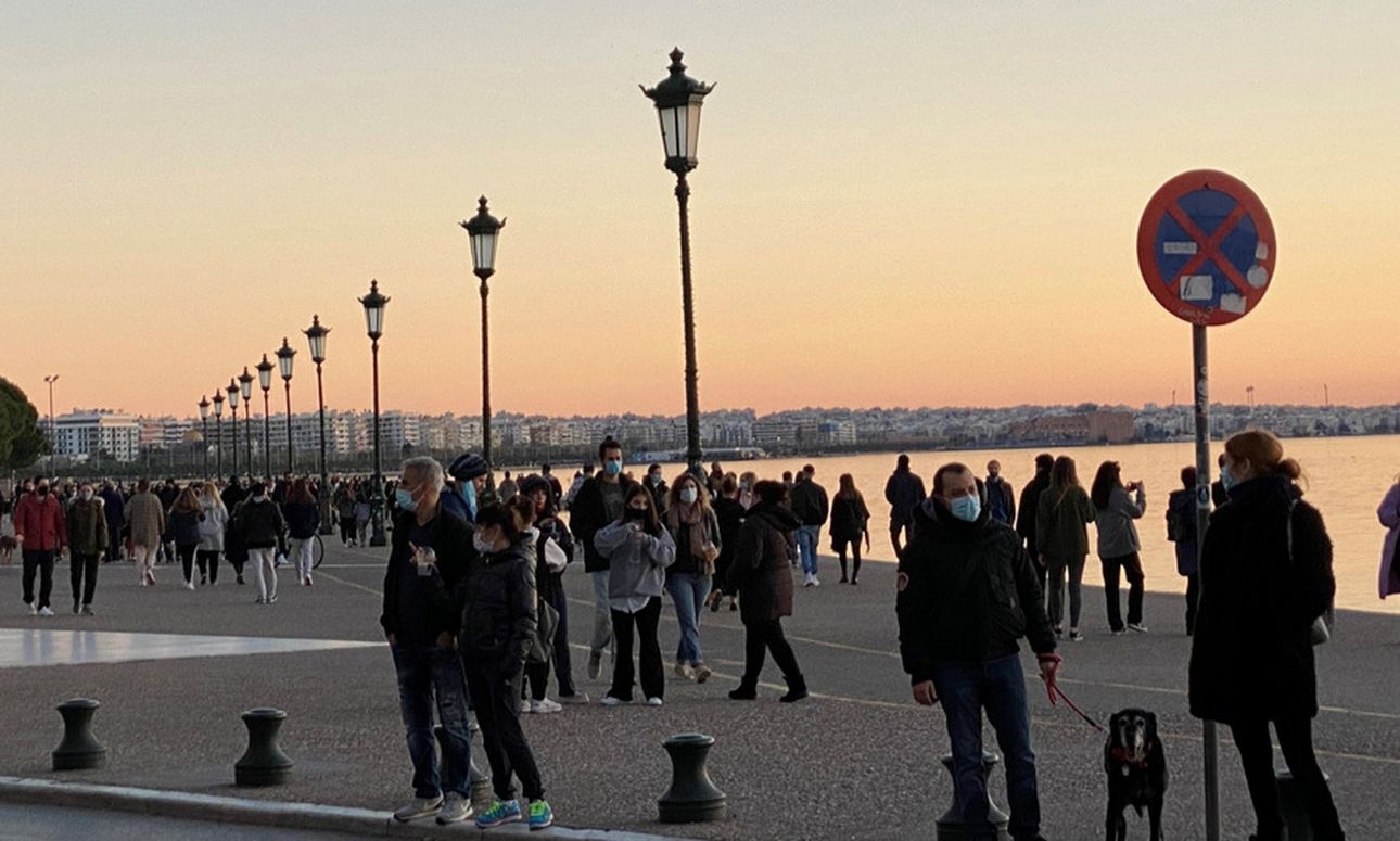 Πρωτοχρονιά: Πρώτη βόλτα σε Νέα Παραλία και πλατεία Αριστοτέλους για τους Θεσσαλονικείς