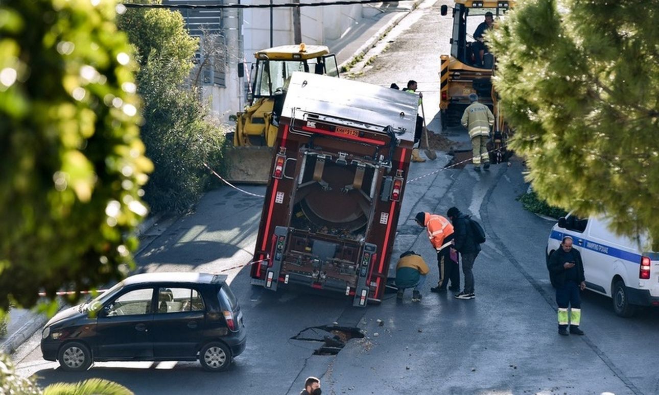 «Άνοιξε» η γη στον Άλιμο: Ακινητοποίηση απορριμματοφόρου λόγω καθίζησης του οδοστρώματος