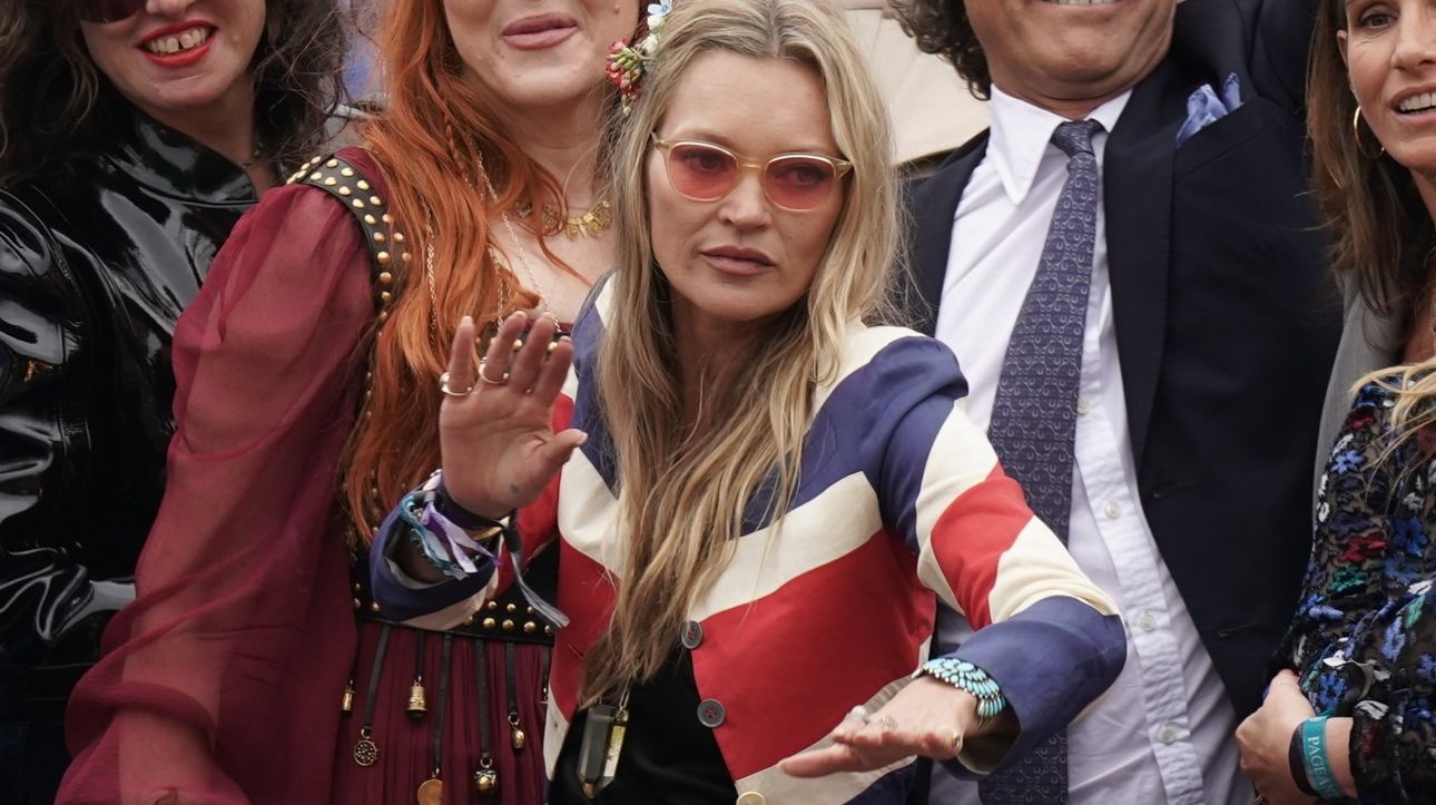 Η Κέιτ Μος, ένα σακάκι και μια σημαία: Μια ιστορία για το στιλ και όχι μόνο