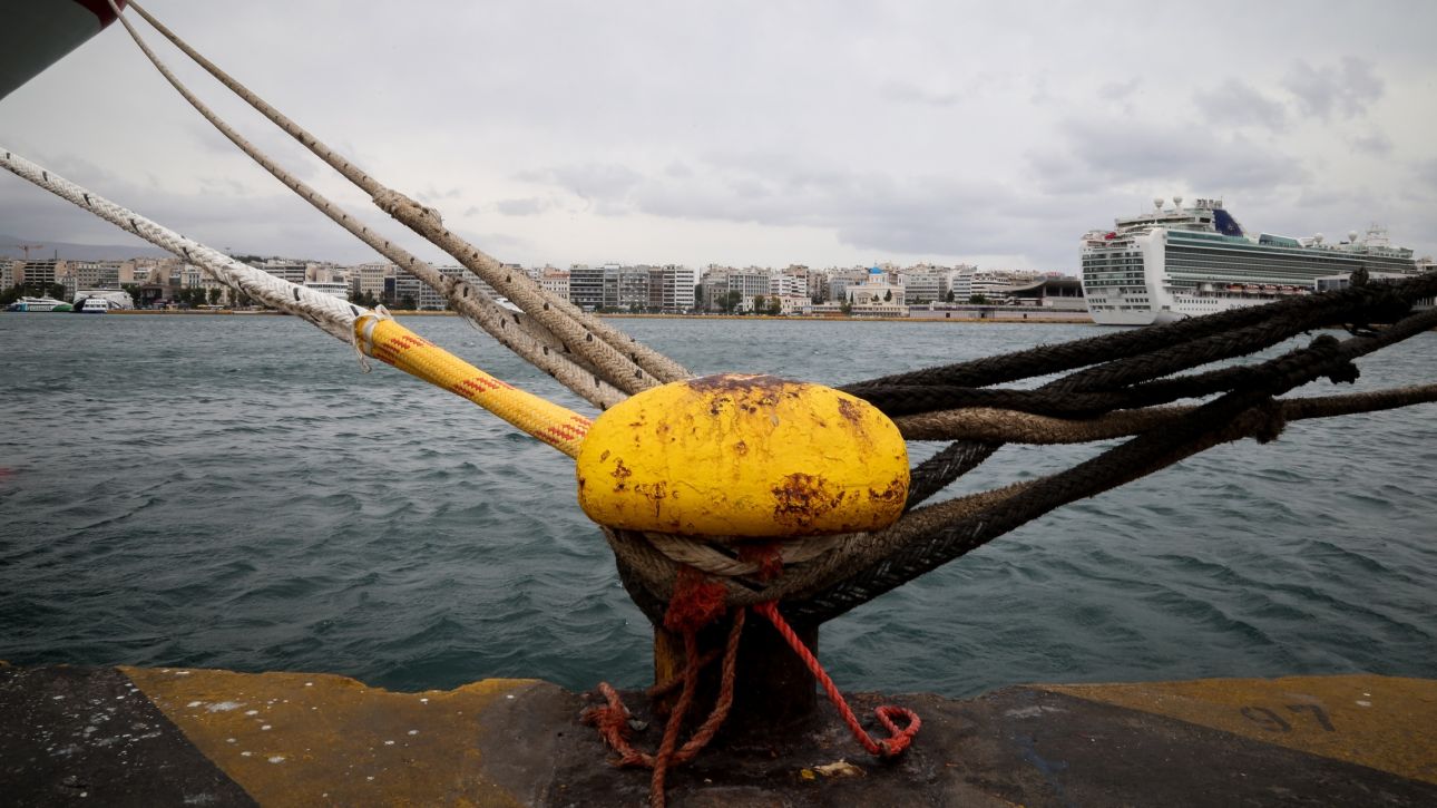 Ισχυροί άνεμοι κρατούν δεμένα τα πλοία – Απαγορευτικό απόπλου σε βασικά λιμάνια