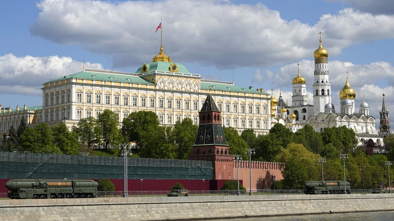 &Kappa;&rho;&epsilon;&mu;&lambda;ί&nu;&omicron;: &Eta; &Rho;&omega;&sigma;ί&alpha;&nbsp;&theta;&epsilon;&omega;&rho;&epsilon;ί&nbsp;&tau;&eta; &Gamma;&rho;&omicron;&iota;&lambda;&alpha;&nu;&delta;ί&alpha; &omega;&sigmaf; έ&delta;&alpha;&phi;&omicron;&sigmaf; &tau;&omicron;&upsilon; &Beta;&alpha;&sigma;&iota;&lambda;&epsilon;ί&omicron;&upsilon; &tau;&eta;&sigmaf; &Delta;&alpha;&nu;ί&alpha;&sigmaf;