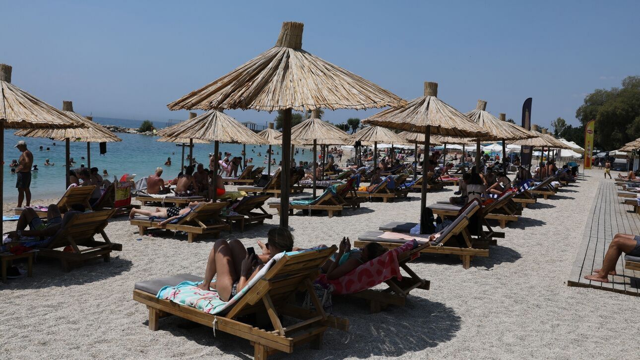 Ξαπλώστρες από «χρυσό» – Πόσο κοστίζει φέτος ένα μπάνιο σε οργανωμένη παραλία