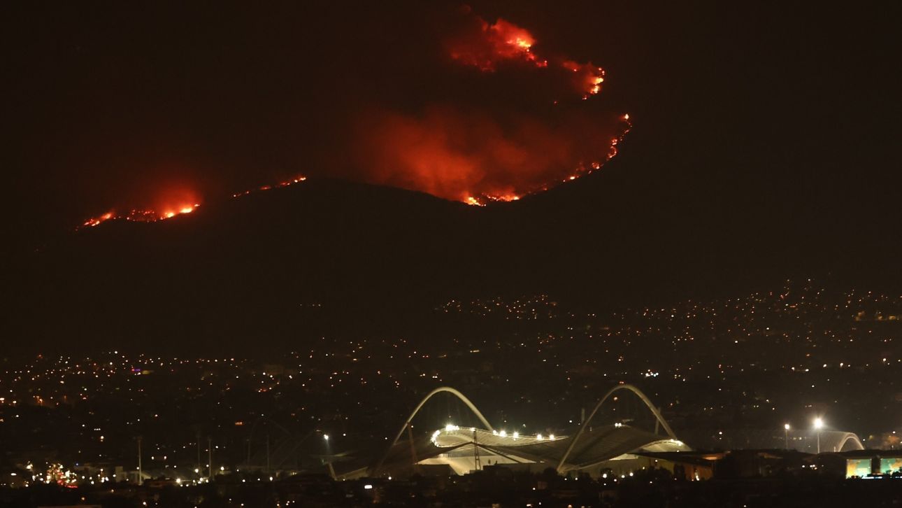 Live blog: Η Αθήνα σε πύρινο κλοιό - Οι φλόγες έφτασαν στην Πάρνηθα