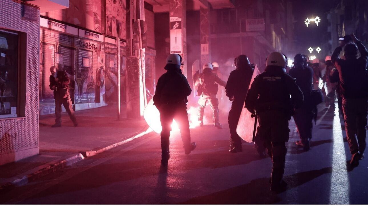 Έντεκα συλλήψεις για τα επεισόδια με μολότοφ και πέτρες στα Εξάρχεια Έντεκα συλλήψεις για τα επεισόδια με μολότοφ και πέτρες στα Εξάρχεια