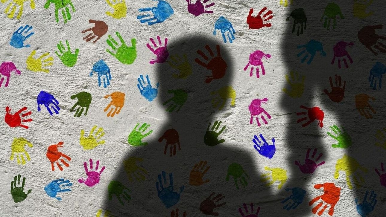 &Chi;&alpha;&nu;&iota;ά: &Theta;&rho;ί&lambda;&epsilon;&rho; &mu;&epsilon; &tau;&rho;ί&alpha; &pi;&alpha;&iota;&delta;&iota;ά &pi;&omicron;&upsilon; &delta;&eta;&lambda;ώ&nu;&omicron;&upsilon;&nu; &alpha;&delta;έ&rho;&phi;&iota;&alpha; &tau;&eta;&sigmaf; &tau;&rho;ί&chi;&rho;&omicron;&nu;&eta;&sigmaf;