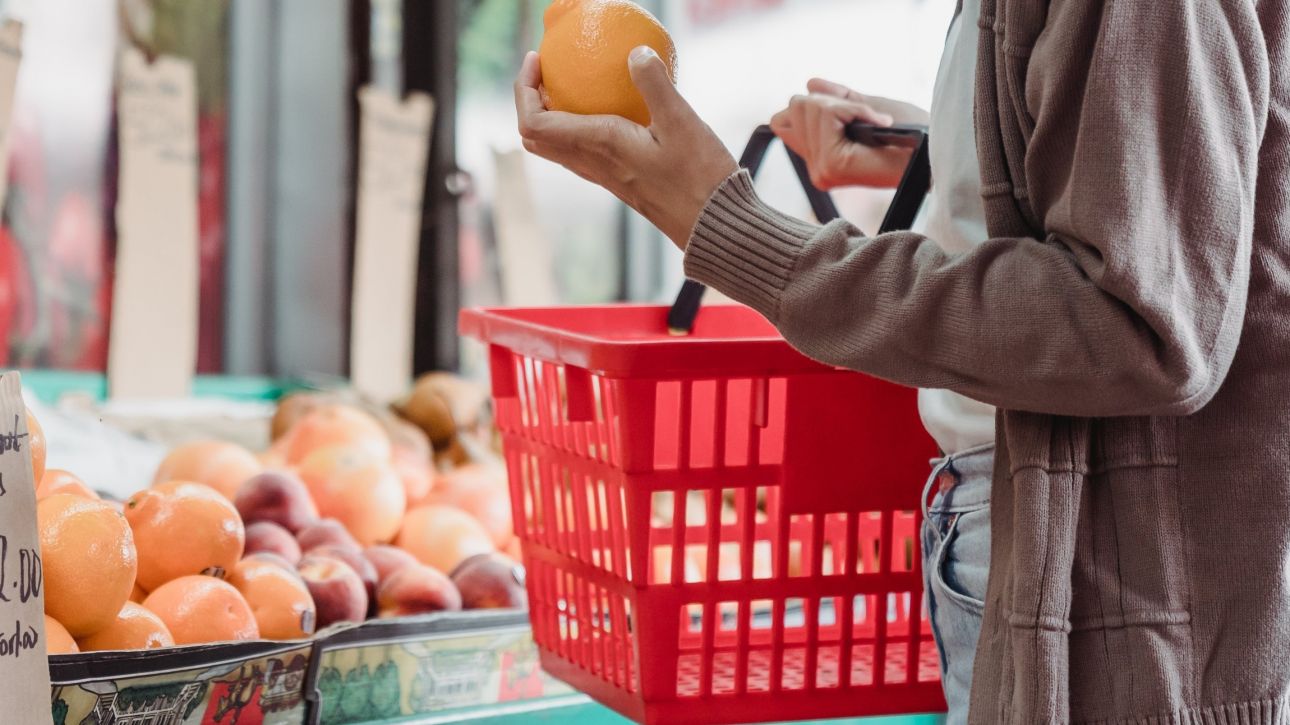 Συγκρατημένα αισιόδοξοι οι Έλληνες καταναλωτές σύμφωνα με έρευνα