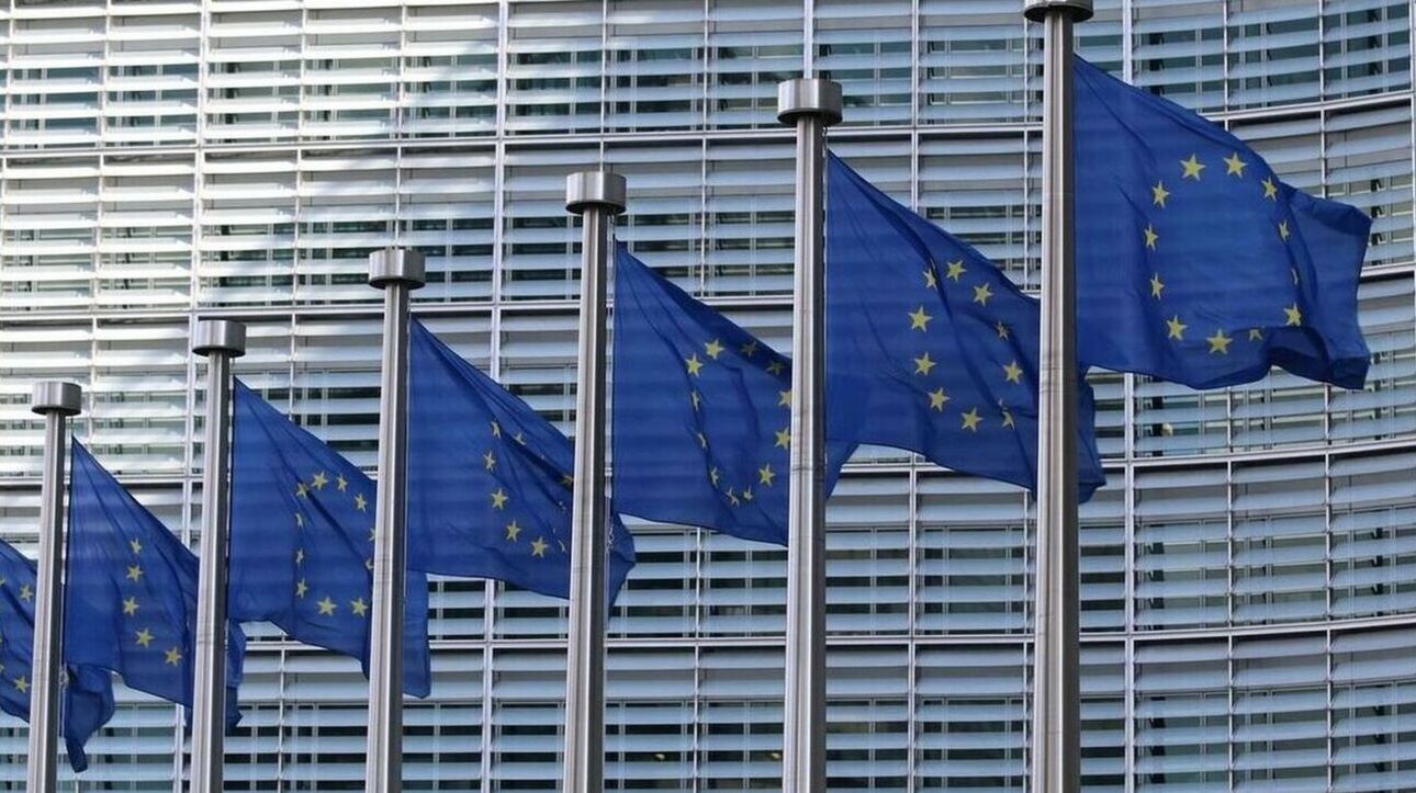 Η ευρωπαϊκή «γκρίνια» έφερε «βουτιά» του ευρώ στον απόηχο της συμφωνίας ΗΠΑ – ΕΕ