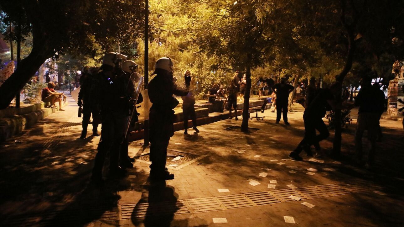 Θεσσαλονίκη: Επίθεση με μολότοφ σε διμοιρία των ΜΑΤ – Φωτιές και ζημιές σε οχήματα – 18 προσαγωγές Θεσσαλονίκη: Επίθεση με μολότοφ σε διμοιρία των ΜΑΤ – Φωτιές και ζημιές σε οχήματα – 18 προσαγωγές