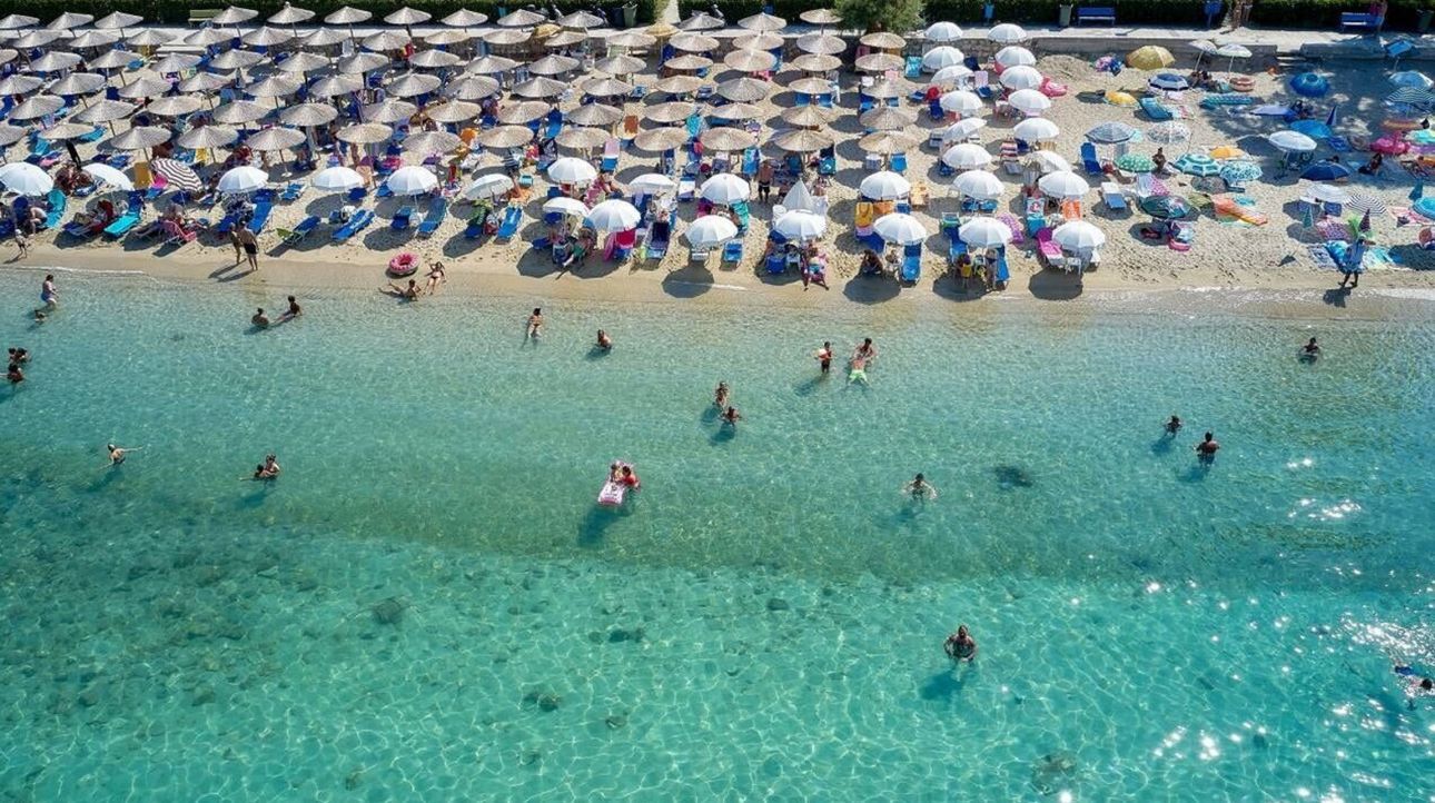 «Σμήνος» με drones πάνω από τις οργανωμένες παραλίες – Σαρωτικοί έλεγχοι της ΑΑΔΕ «Σμήνος» με drones πάνω από τις οργανωμένες παραλίες – Σαρωτικοί έλεγχοι της ΑΑΔΕ