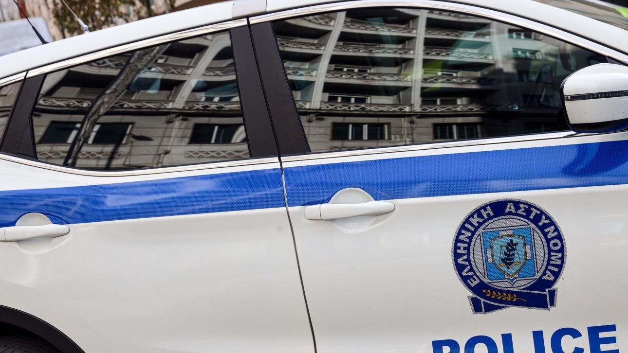 Άνδρας πέταξε μολότοφ από μπαλκόνι στον Χολαργό – Ταμπουρώθηκε κι απειλεί αστυνομικούς Άνδρας πέταξε μολότοφ από μπαλκόνι στον Χολαργό – Ταμπουρώθηκε κι απειλεί αστυνομικούς