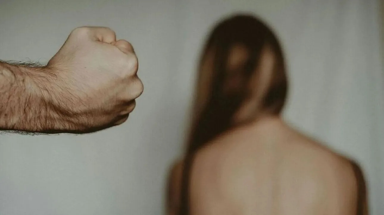 Άγριος ξυλοδαρμός 37χρονης στην Εύβοια από τον σύντροφό της: Μεταφέρθηκε με κακώσεις στο νοσοκομείο