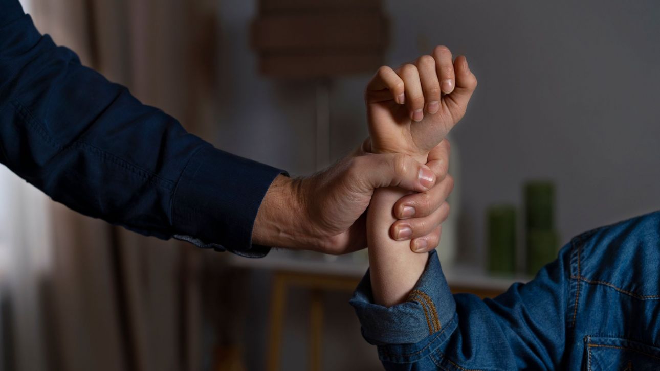 Στη δημοσιότητα οι φωτογραφίες του θείου και του φίλου του που ασελγούσαν στα ανήλικα ανήψια του