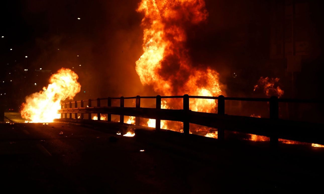 Νέος Κόσμος: Έγινε η νύχτα μέρα με βεγγαλικά και μολότοφ την Ανάσταση