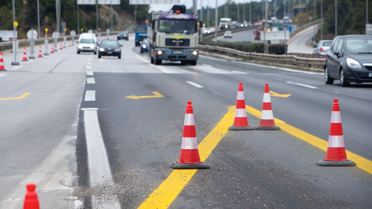 Τροχαίο ατύχημα στην Αθηνών – Λαμίας: Αυτοκίνητο συγκρούστηκε με μπάρες και λεωφορείο