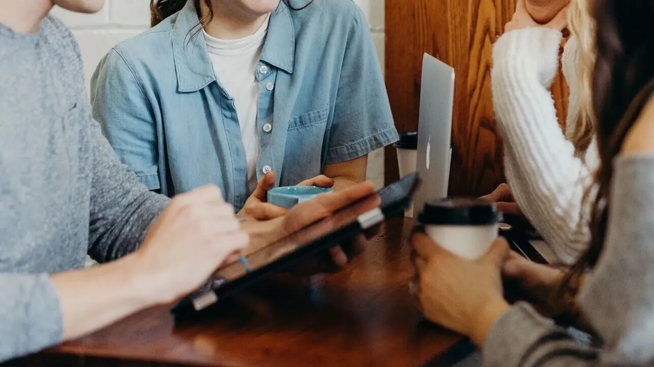 &Nu;ό&mu;&omicron; &pi;&omicron;&upsilon; &theta;&alpha; &alpha;&pi;&alpha;&gamma;&omicron;&rho;&epsilon;ύ&epsilon;&iota; &tau;&alpha; social media &sigma;&epsilon; &chi;&rho;ή&sigma;&tau;&epsilon;&sigmaf; &kappa;ά&tau;&omega; &tau;&omega;&nu; 15 &epsilon;&tau;ώ&nu; &pi;&rho;&omicron;&omega;&theta;&epsilon;ί &kappa;&alpha;&iota; &eta; &Pi;&omicron;&lambda;&omega;&nu;ί&alpha;