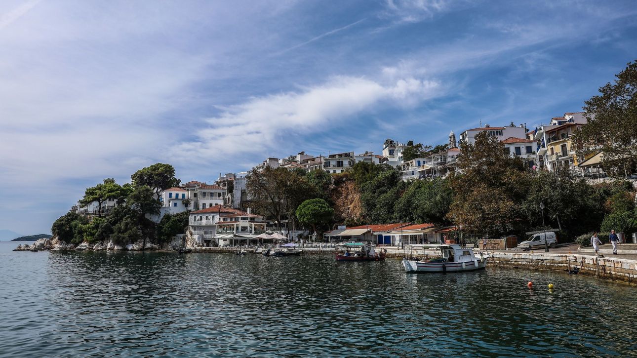 &Sigma;&kappa;&iota;ά&theta;&omicron;&sigmaf;: T&omicron; &pi;&rho;ώ&tau;&omicron; &nu;&eta;&sigma;ί &sigma;&tau;&eta;&nu; &Epsilon;&lambda;&lambda;ά&delta;&alpha; &mu;&epsilon; &omicron;&rho;&gamma;&alpha;&nu;&omega;&mu;έ&nu;&eta; &sigma;&tau;&rho;&alpha;&tau;&eta;&gamma;&iota;&kappa;ή &tau;&omicron;&upsilon;&rho;&iota;&sigma;&mu;&omicron;ύ &gamma;&iota;&alpha; ά&tau;&omicron;&mu;&alpha; &mu;&epsilon; &alpha;&upsilon;&tau;&iota;&sigma;&mu;ό