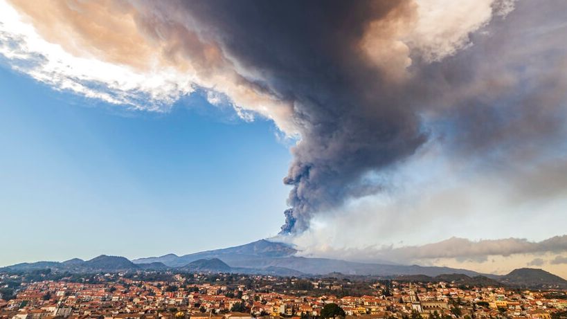 «Βρυχάται» και πάλι η Αίτνα, σε συναγερμό οι Αρχές - Συγκλονιστικά πλάνα από drone