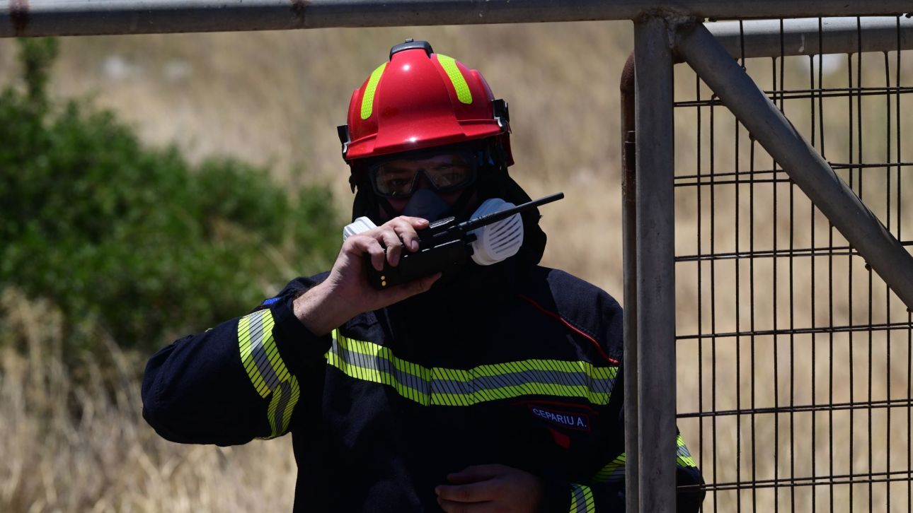 Πυροσβέστης έπεσε σε χαράδρα στην Πάτρα και σώθηκε από την ΕΜΑΚ