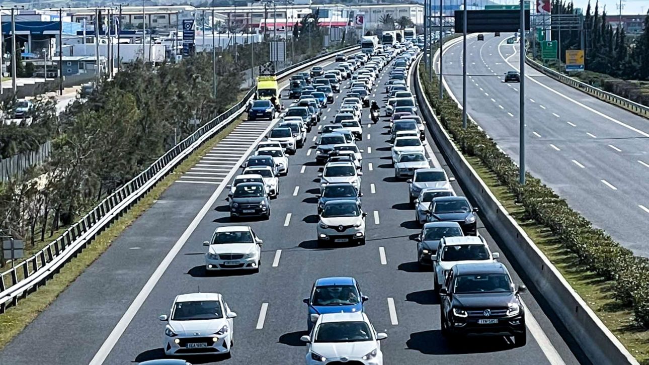 Κυκλοφοριακή συμφόρηση στην Αττική Οδό: Έπεσε τσιμέντο στο οδόστρωμα