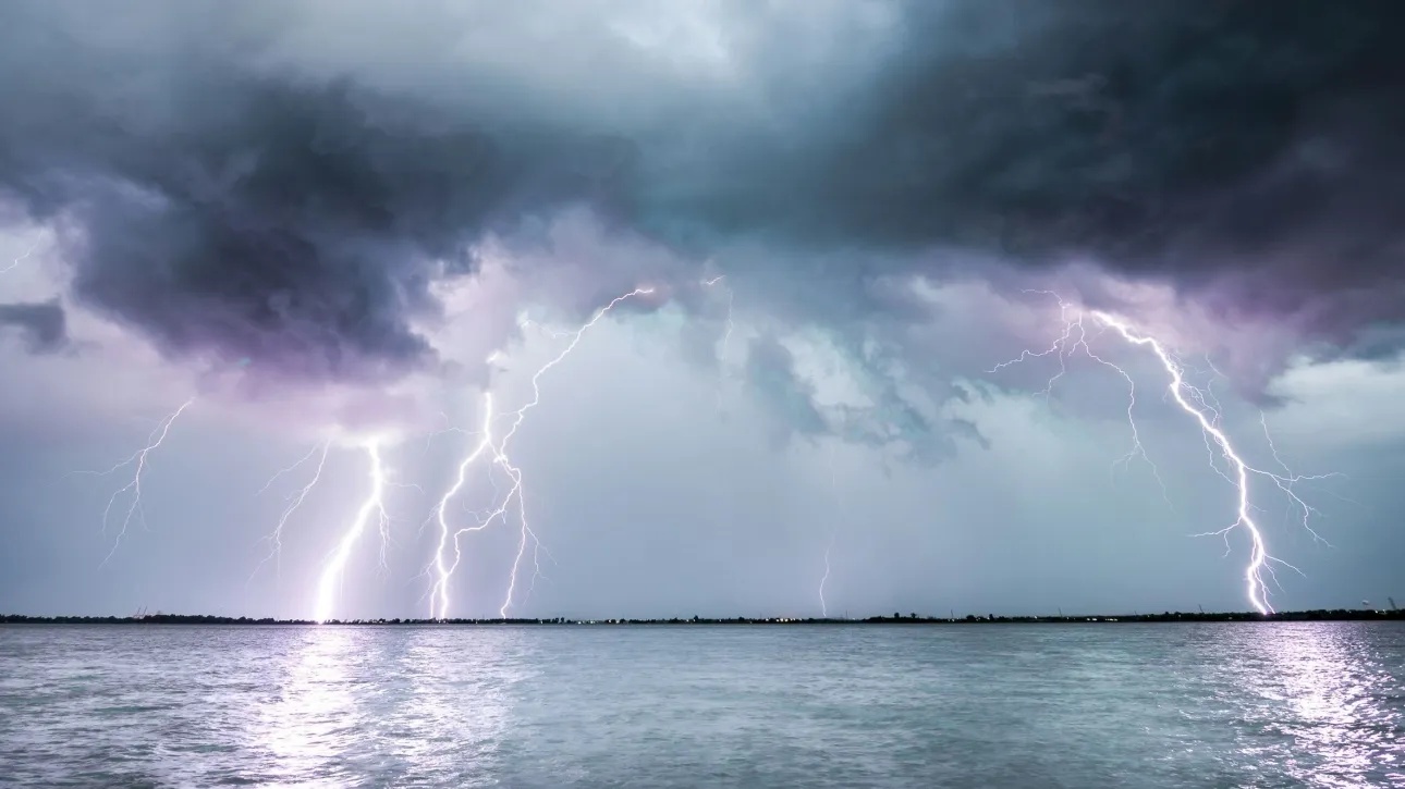 Κεραυνός χτύπησε σπίτι στην Πρέβεζα τα ξημερώματα - Κατέρρευσε τμήμα της στέγης και του τοίχου