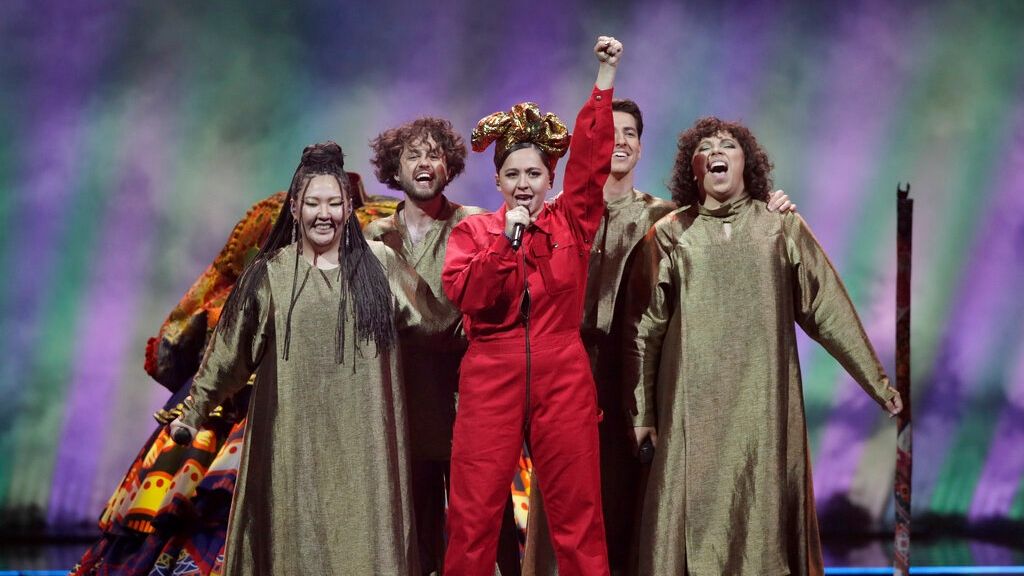 Η Μανίζα που επροσώπησε τη Ρωσία στη Eurovision αψηφά την απαγόρευση να τραγουδάει για την ειρήνη