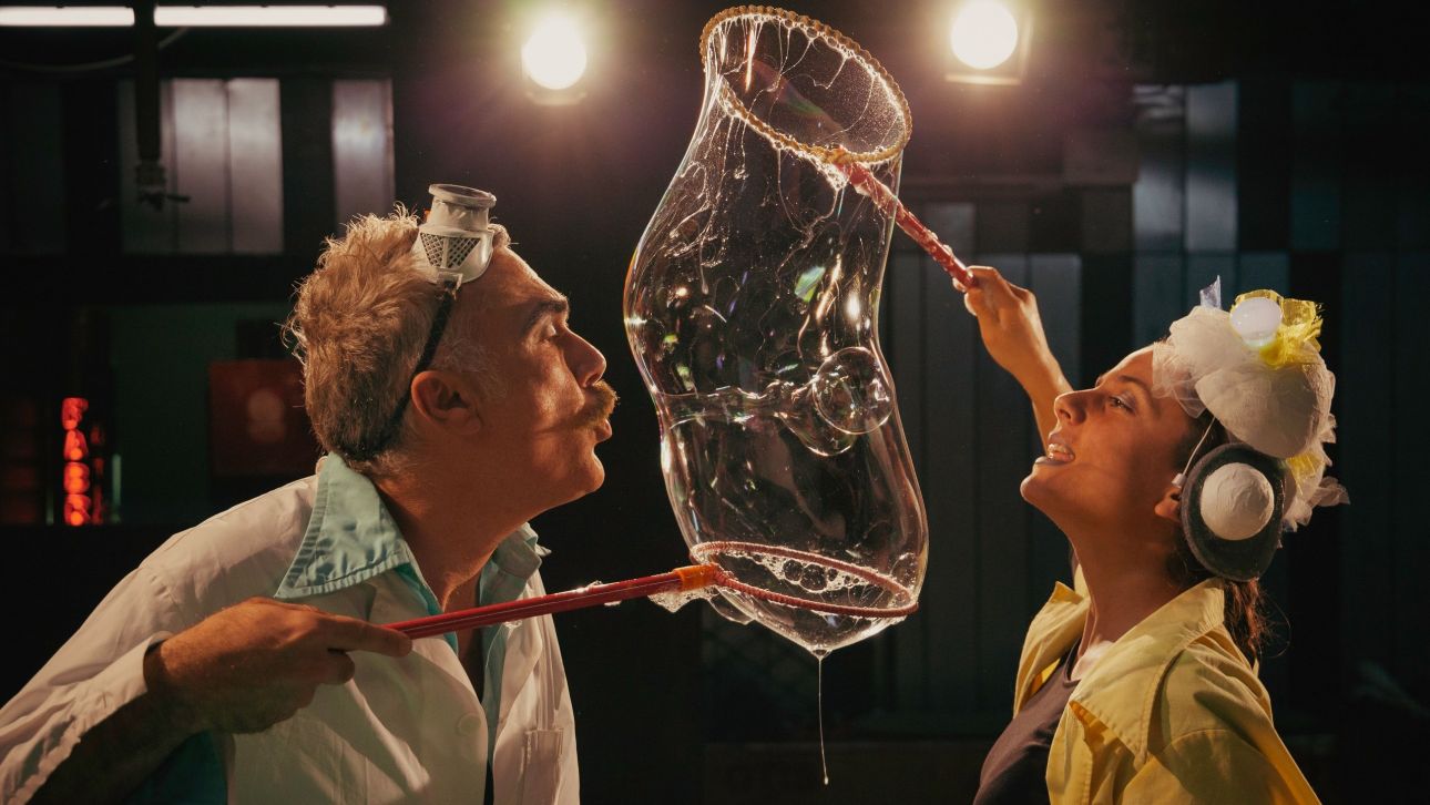 Η ομάδα «Φάμπρικα» εφευρίσκει και επαναπροσδιορίζει διαρκώς την έννοια του θεάτρου