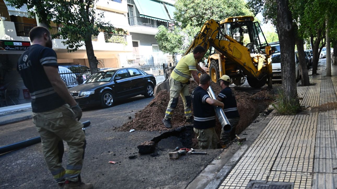 Λεωφόρος Μαρκοπούλου: Καθίζηση του δρόμου από σπασμένο αγωγό νερού – Κόπηκε στα δύο