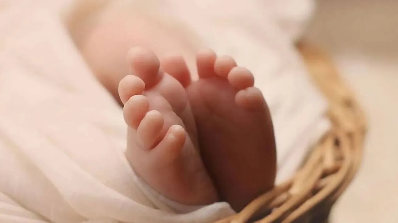 Ρόδος: Πήραν χωρίς άδεια το βρέφος τους από το νοσοκομείο- Διακομίσθηκε στην Αθήνα και διασωληνώθηκε