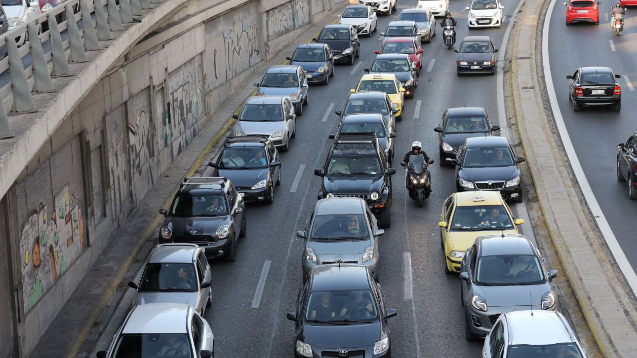 Σύγκρουση οχημάτων στην Κηφισίας - Καθυστερήσεις στο ρεύμα προς Αθήνα