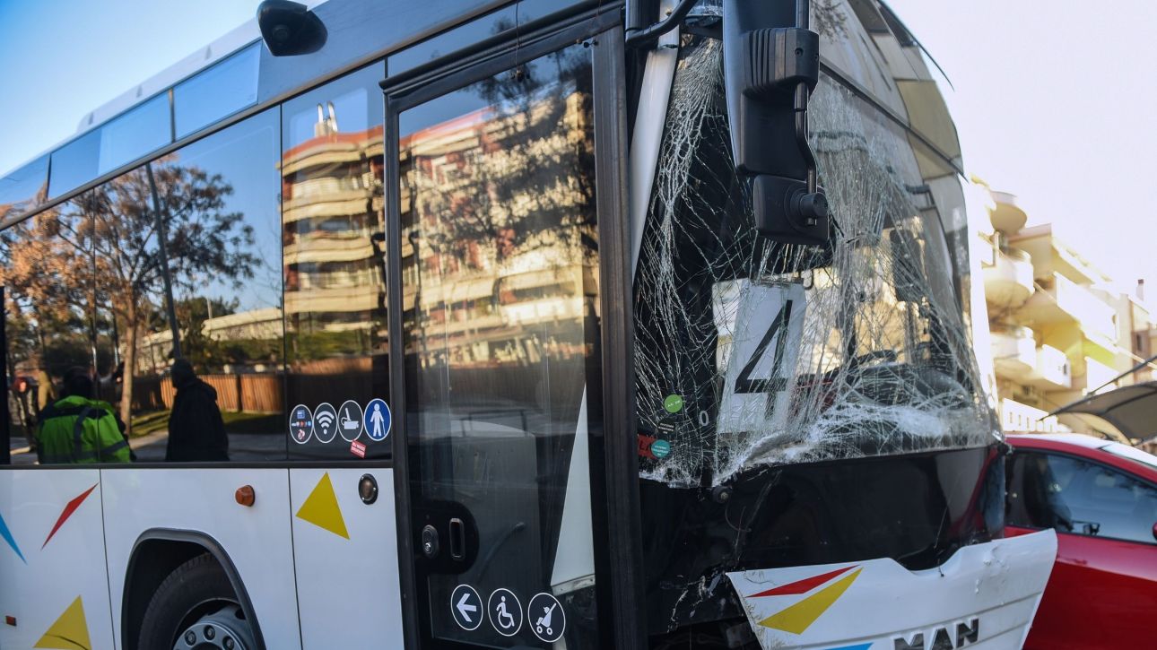 &Lambda;&epsilon;&omega;&phi;&omicron;&rho;&epsilon;ί&omicron; &sigma;&upsilon;&gamma;&kappa;&rho;&omicron;ύ&sigma;&tau;&eta;&kappa;&epsilon; &mu;&epsilon; &alpha;&upsilon;&tau;&omicron;&kappa;ί&nu;&eta;&tau;&omicron; &sigma;&tau;&eta; &Theta;&epsilon;&sigma;&sigma;&alpha;&lambda;&omicron;&nu;ί&kappa;&eta; &ndash; Έ&nu;&alpha; ά&tau;&omicron;&mu;&omicron; &sigma;&tau;&omicron; &nu;&omicron;&sigma;&omicron;&kappa;&omicron;&mu;&epsilon;ί&omicron;