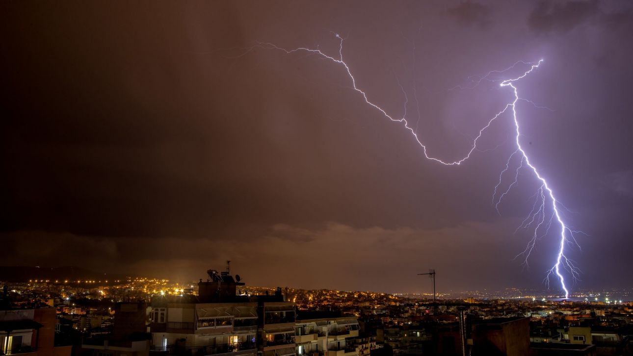 Κεραυνός έπεσε σε δέντρο που άρπαξε φωτιά έξω από σπίτι στη Ναύπακτο Κεραυνός έπεσε σε δέντρο που άρπαξε φωτιά έξω από σπίτι στη Ναύπακτο