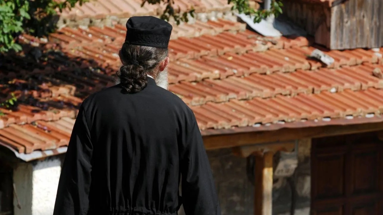 Σε αργία ο ηγούμενος Καλαβρύτων που προσπάθησε να πουλήσει Ευαγγέλια και εικόνες Σε αργία ο ηγούμενος Καλαβρύτων που προσπάθησε να πουλήσει Ευαγγέλια και εικόνες