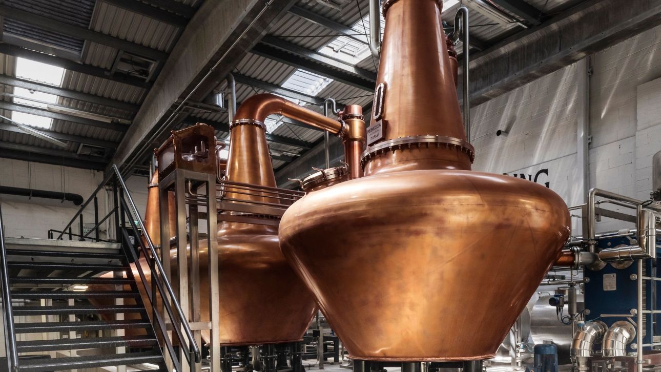 Ένα ταξίδι στην καρδιά του ιρλανδέζικου ουίσκι, εκεί που η παράδοση συναντά την καινοτομία