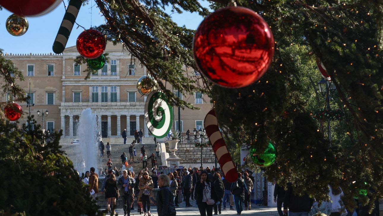Συντάξεις, δώρα και επιδόματα «γεμίζουν» τις τσέπες πριν τις γιορτές