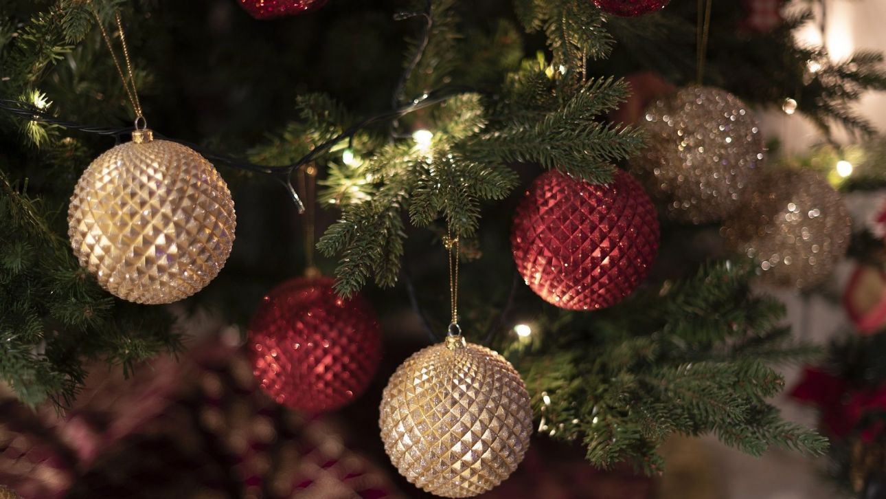 Εορταστικό ωράριο Χριστουγέννων: Πότε ξεκινά – Ποιες Κυριακές θα είναι ανοιχτά τα καταστήματα