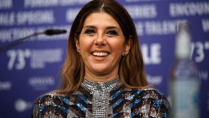 Μαρίζα Τομέι και η Βιρτζίνια Γκάρντνερ πρωταγωνιστούν σε ρομαντική κομεντί με φόντο την Ελλάδα