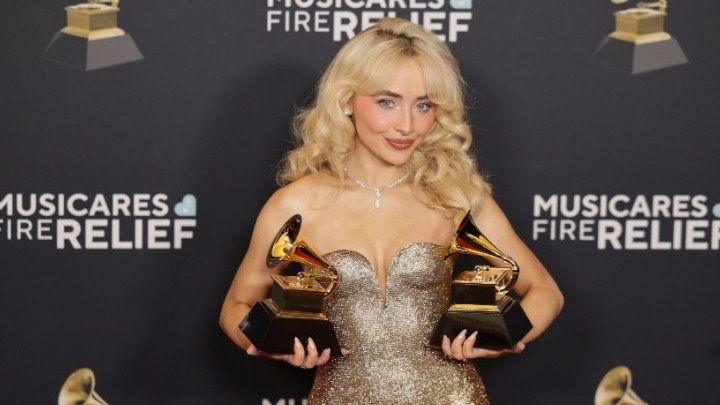 Οι Σαμπρίνα Κάρπεντερ και Άλεξ Γουόρεν στη σκηνή των MTV Music Video Awards