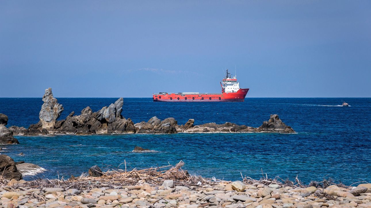 Από τη μεταφορά τσιμέντου στη διαλογή απορριμμάτων: Ο Τυφώνας που ταξιδεύει στις πιο απρόσιτες ακτές