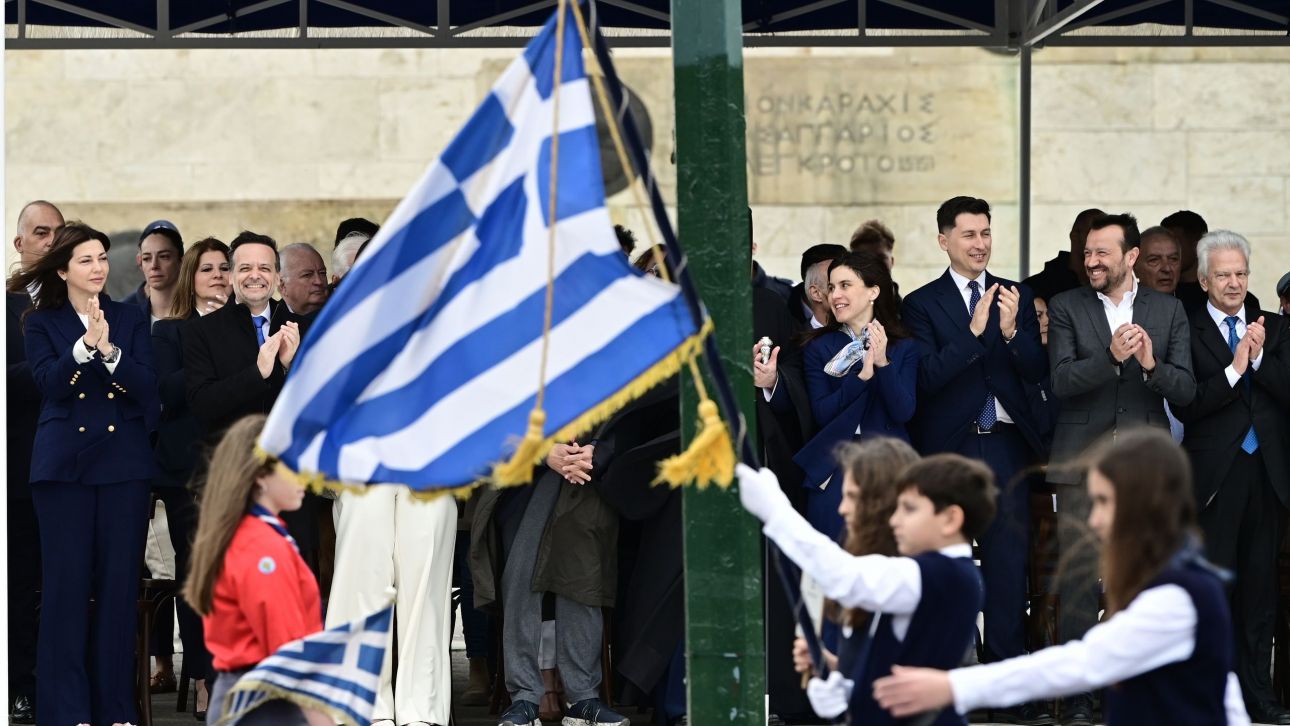 25η Μαρτίου: Σε εξέλιξη η μαθητική παρέλαση στο Σύνταγμα