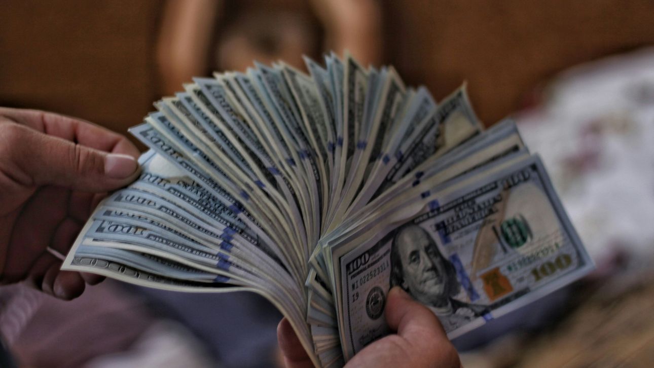 Forbes: &Alpha;&upsilon;&tau;&omicron;ί &epsilon;ί&nu;&alpha;&iota; &omicron;&iota; &pi;&lambda;&omicron;&upsilon;&sigma;&iota;ό&tau;&epsilon;&rho;&omicron;&iota; ά&nu;&theta;&rho;&omega;&pi;&omicron;&iota; &tau;&omicron;&upsilon; &kappa;ό&sigma;&mu;&omicron;&upsilon;