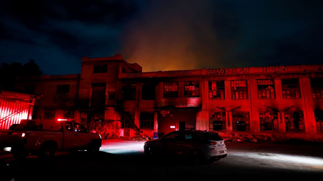 Φωτιά σε εγκαταλελειμμένο οίκημα κοντά σε σπίτια στο κέντρο της Θεσσαλονίκης