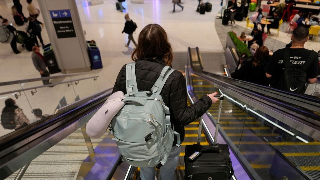 Τέλος στις σφραγίδες στα διαβατήρια: Τι αλλάζει από σήμερα στα ταξίδια εντός Ευρώπης