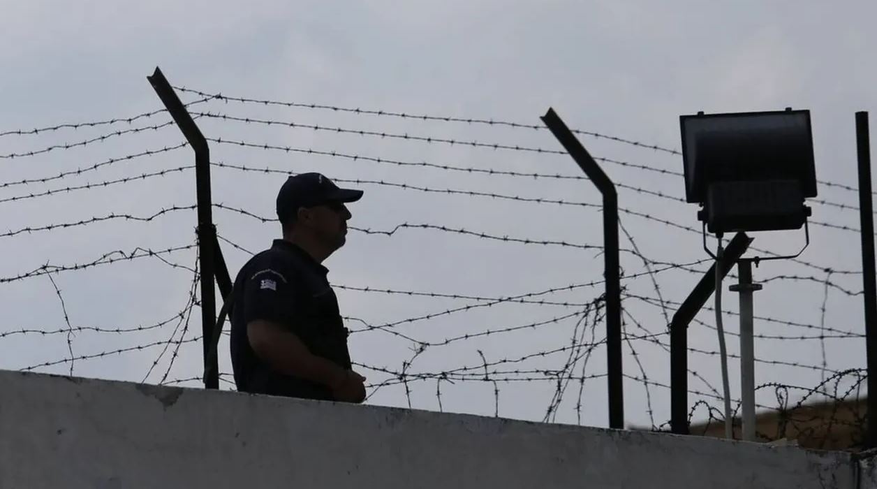 Επιχείρηση της ΕΛΑΣ στις φυλακές Κορυδαλλού για τον εντοπισμό ναρκωτικών – Οκτώ συλλήψεις Επιχείρηση της ΕΛΑΣ στις φυλακές Κορυδαλλού για τον εντοπισμό ναρκωτικών – Οκτώ συλλήψεις