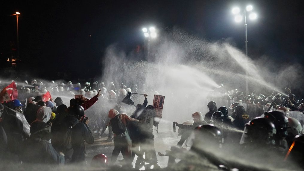Τουρκία: Αφέθηκε ελεύθερος και επιστρέφει στη Στοκχόλμη Σουηδός δημοσιογράφος που είχε καταδικαστεί Τουρκία: Αφέθηκε ελεύθερος και επιστρέφει στη Στοκχόλμη Σουηδός δημοσιογράφος που είχε καταδικαστεί
