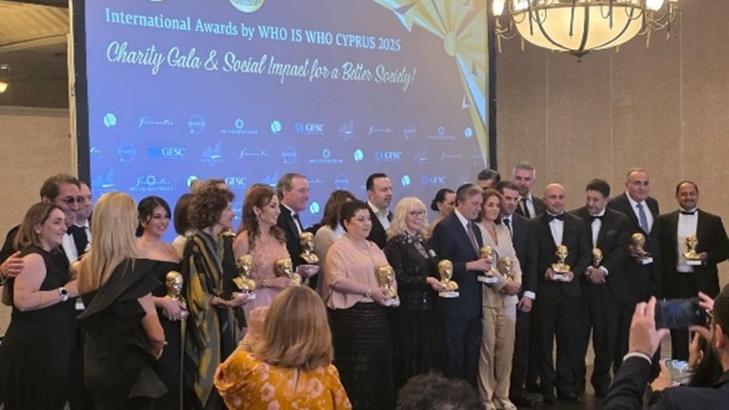 Ο ζωγράφος των Χρωμάτων: Μάνος Ιωαννίδης — Τιμητική διάκριση στη Λευκωσία από τον θεσμό "Who is Who"