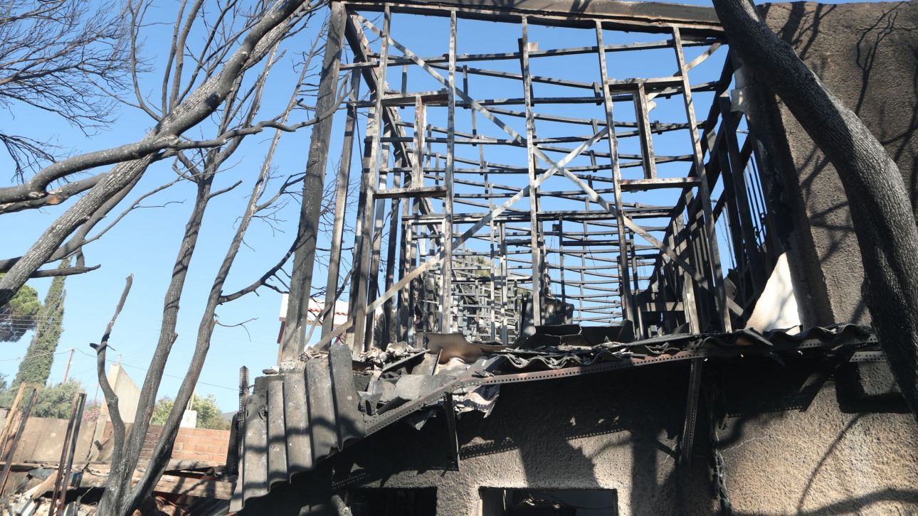 Χωρίς ενεργό μέτωπο η φωτιά στην Παλαιά Φώκαια - Καμένα σπίτια και απεγκλωβισμοί