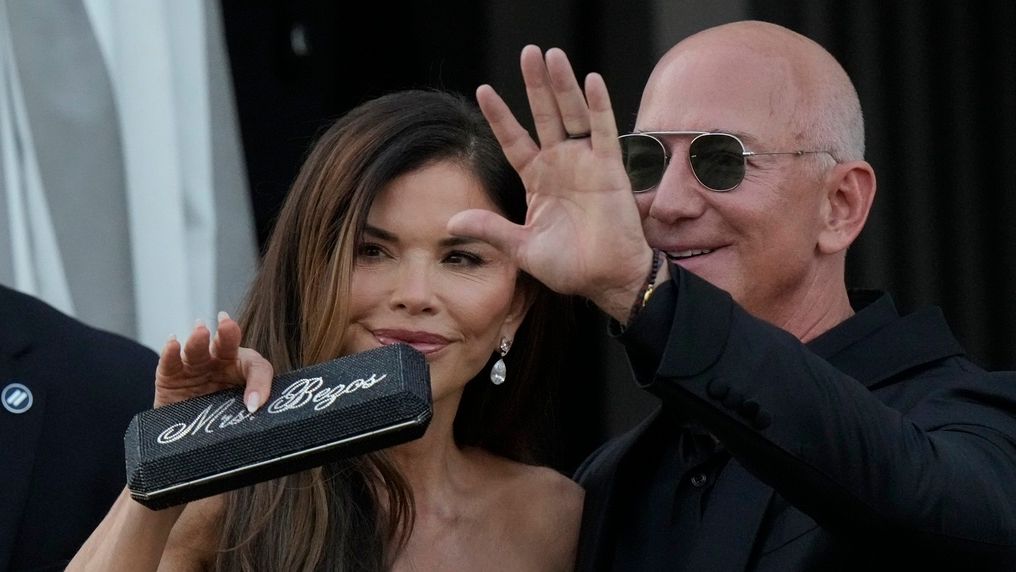 Πιτζάμα πάρτι για τον Τζεφ Μπέζος και την Λόρεν Σάντσεζ μετά τον γάμο - Τι φόρεσαν οι καλεσμένοι