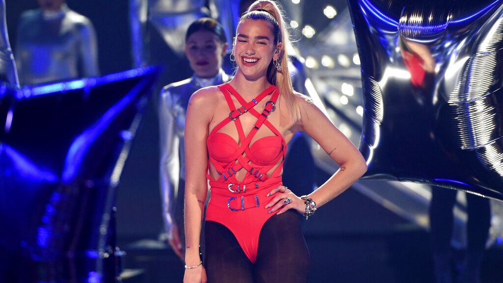 Η Dua Lipa αποτίει φόρο τιμής στην Σινέντ Ο' Κόνορ στη συναυλία της στο Δουβλίνο