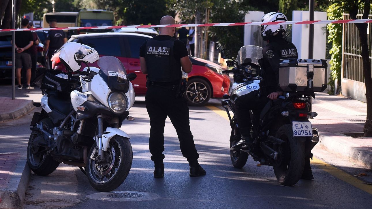 Χειροπέδες στην πρώην σύζυγο και τέσσερα άτομα για την δολοφονία του καθηγητή στην Αγ. Παρασκευή Χειροπέδες στην πρώην σύζυγο και τέσσερα άτομα για την δολοφονία του καθηγητή στην Αγ. Παρασκευή